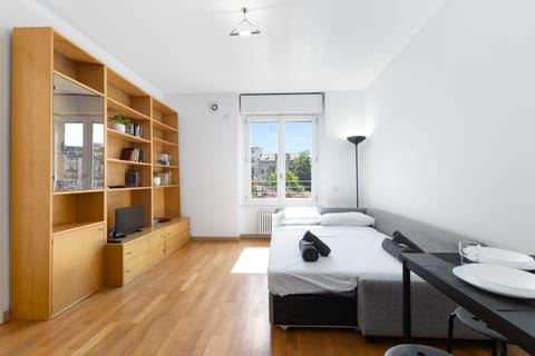 Bed, TV and multimedia, Living room, Photo of the whole room