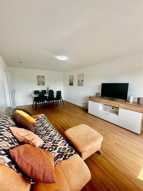 Communal lounge/ TV room, TV and multimedia, Living room, Seating area, Dining area, Evening entertainment