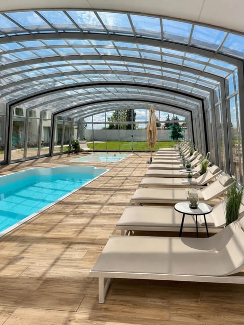 Patio, Swimming pool, sunbed