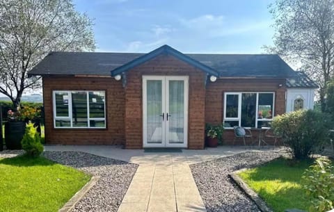 Property building, Day, Garden, Garden view