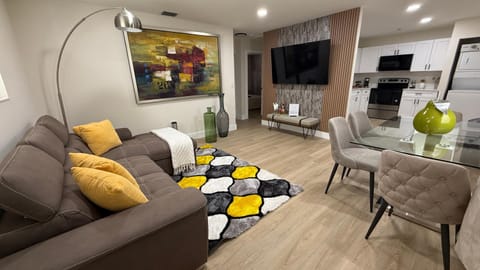 TV and multimedia, Kitchen or kitchenette, Living room, Seating area, Dining area, Evening entertainment, oven