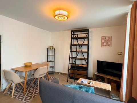 Communal lounge/ TV room, TV and multimedia, Living room, Seating area, Dining area