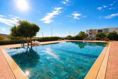 Swimming pool, sunbed