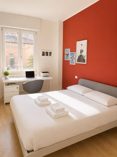 TV and multimedia, Seating area, Bedroom
