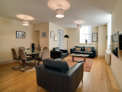 Photo of the whole room, Decorative detail
