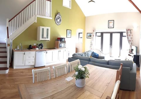 Kitchen or kitchenette, Living room, Seating area, Dining area