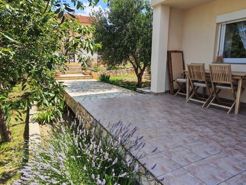 Property building, Patio, Day, Garden, Garden, Balcony/Terrace, Garden view