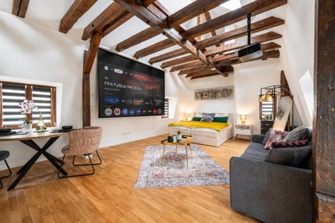 Communal lounge/ TV room, TV and multimedia, Living room, Seating area, Evening entertainment