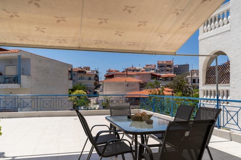 Property building, Patio, Day, View (from property/room), Balcony/Terrace, Dining area