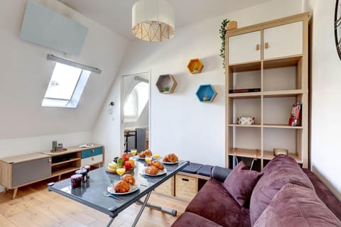Living room, Food and drinks, Seating area, Dining area, Food, Drinks