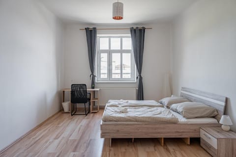 Photo of the whole room, Bedroom, towels