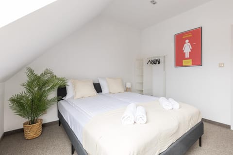 Bed, Photo of the whole room, Bedroom, towels