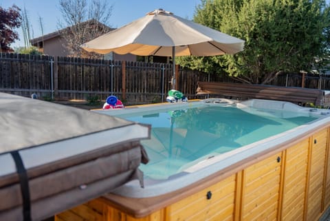 Patio, Day, Hot Tub, Seating area