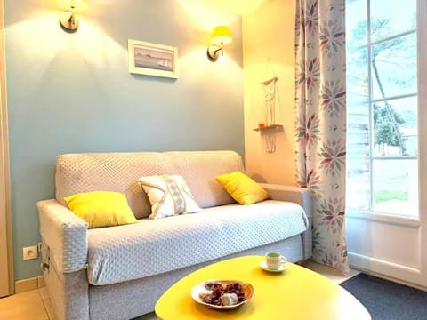 Bed, Seating area