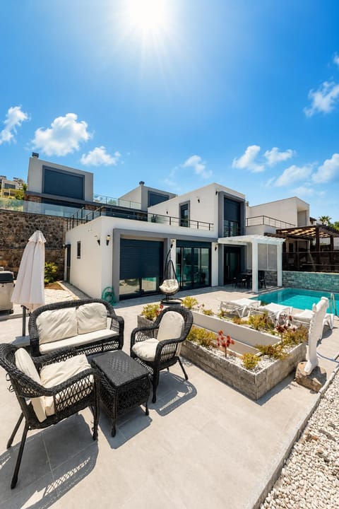 Property building, Patio, Day, Natural landscape, Living room, Seating area, Pool view, Swimming pool, sunbed