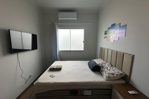 Bed, TV and multimedia, View (from property/room), Bedroom