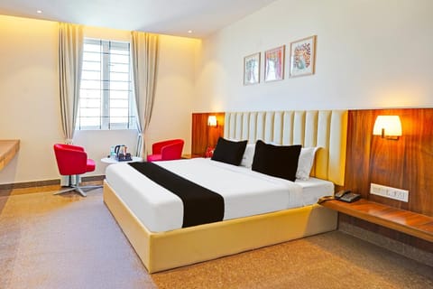 Bed, Living room, Photo of the whole room, Seating area, Bedroom