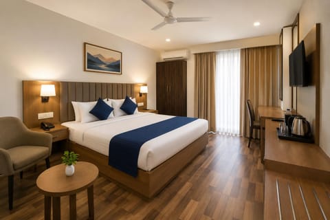 Bed, TV and multimedia, Photo of the whole room, Bedroom