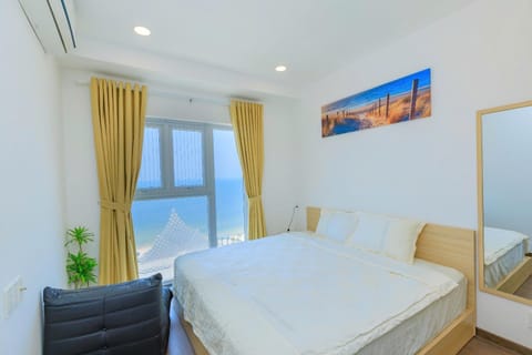 Bed, Living room, Photo of the whole room, Seating area, Bedroom