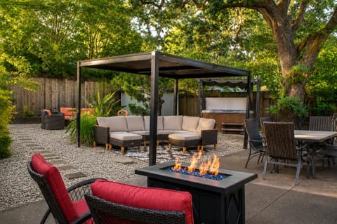 Patio, Day, BBQ facilities, Garden, Hot Tub, Seating area, Dining area, Garden view, fireplace