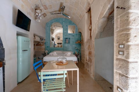 Bed, TV and multimedia, Kitchen or kitchenette, Photo of the whole room, Dining area, Bedroom