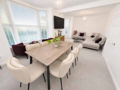 TV and multimedia, Photo of the whole room, Dining area, Street view