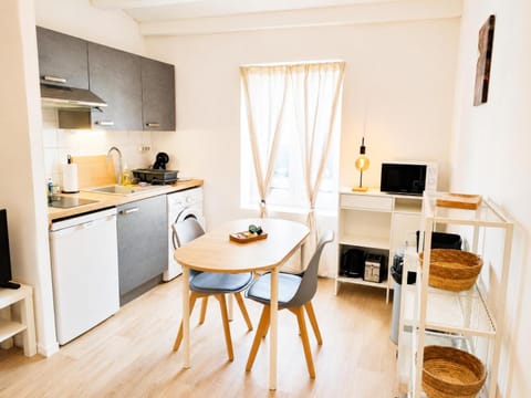 Coffee/tea facilities, Kitchen or kitchenette, Dining area, microwave, stove, toaster, washing machine