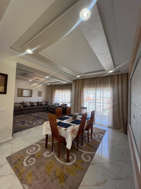 Seating area, Dining area