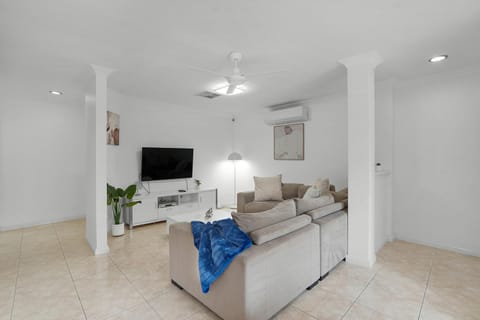TV and multimedia, Living room, Seating area, air conditioner