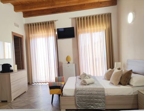 Communal lounge/ TV room, Bed, TV and multimedia, Photo of the whole room, Decorative detail, Decorative detail, Bedroom