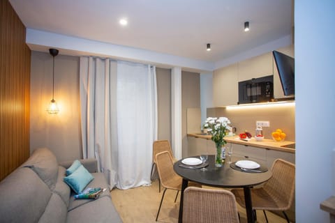 TV and multimedia, Living room, Seating area, Dining area