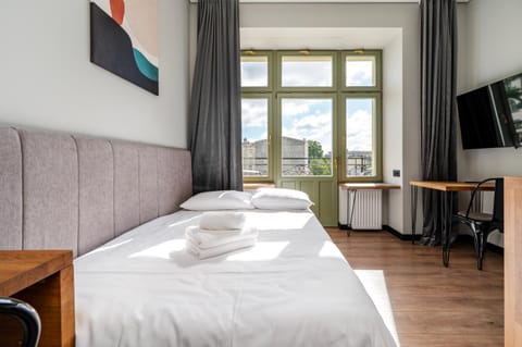 Bed, TV and multimedia, Photo of the whole room, Bedroom, towels