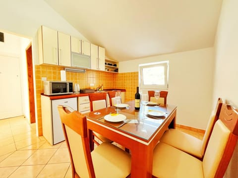 Kitchen or kitchenette, Seating area, Dining area, oven, stove