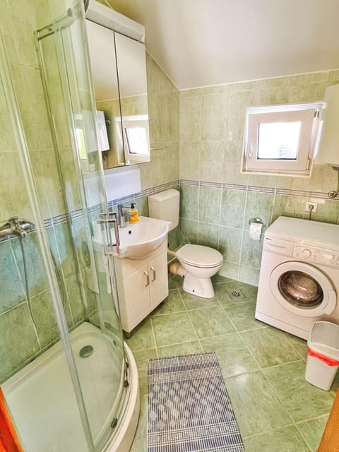 Shower, Toilet, Bathroom, towels, washing machine