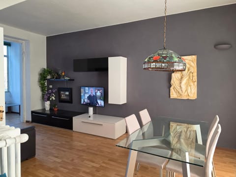 TV and multimedia, Living room, Seating area, Dining area