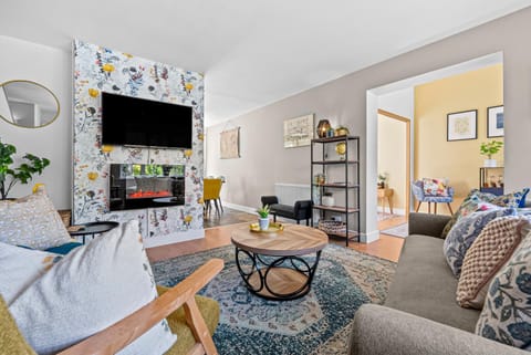 TV and multimedia, Living room, Seating area, fireplace