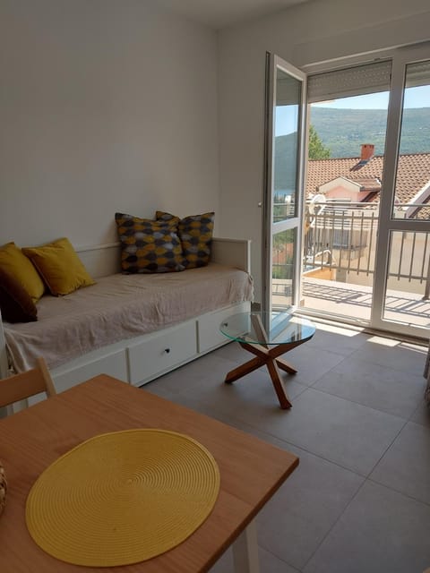 Bed, Natural landscape, Balcony/Terrace, Living room, Seating area, Dining area, Bedroom, Sea view