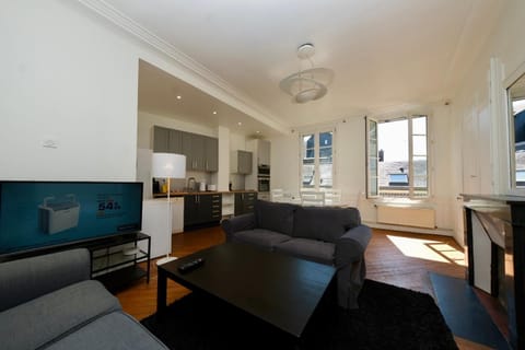 TV and multimedia, Kitchen or kitchenette, Living room, Seating area, Dining area