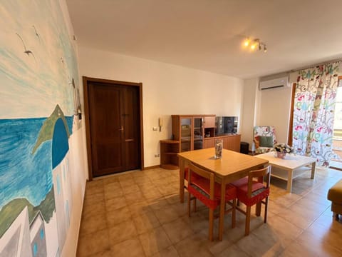 Communal lounge/ TV room, TV and multimedia, Living room, Seating area, Dining area, Evening entertainment