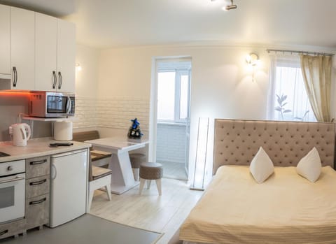 Bed, Photo of the whole room, Dining area, oven, stove