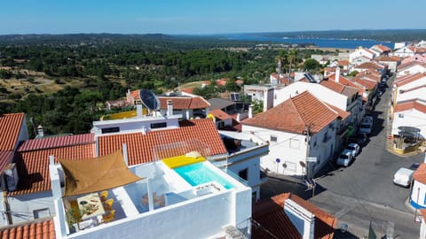 Property building, Bird's eye view, View (from property/room), City view, Lake view, Pool view, River view, Street view, Swimming pool, Quiet street view