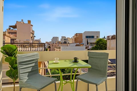 Property building, Patio, View (from property/room), Balcony/Terrace, Seating area, City view