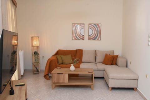TV and multimedia, Living room, Seating area, Evening entertainment