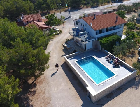 Property building, Staff, Restaurant/places to eat, Restaurant/places to eat, Facade/entrance, People, Natural landscape, Bird's eye view, Guests, Swimming pool, Swimming pool, group of guests, Family