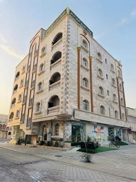 Property building, Day, Neighbourhood, Street view, Location, Parking