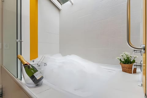 Toilet, Hot Tub