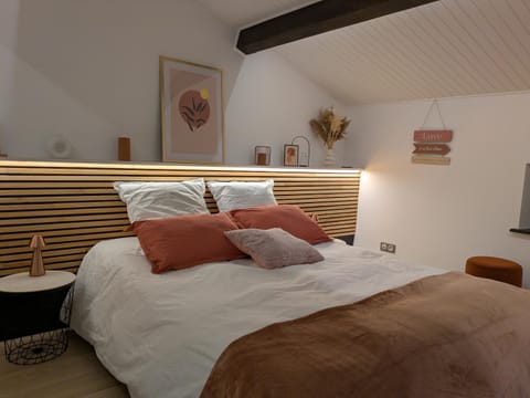 Bed, Photo of the whole room, Bedroom