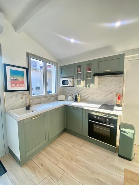 Bed, Kitchen or kitchenette, dishwasher, oven, stove