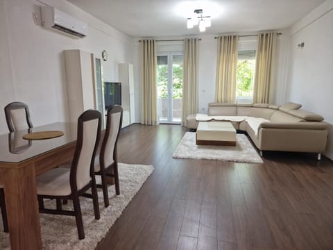 TV and multimedia, Kitchen or kitchenette, Living room, air conditioner