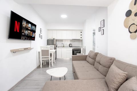 TV and multimedia, Kitchen or kitchenette, Living room, Seating area, Dining area, minibar, oven, pet friendly, stove
